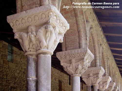 LEONES ENFRENTADOS Y FIGURAS HUMANAS - LAS BIENAVENTURANZAS